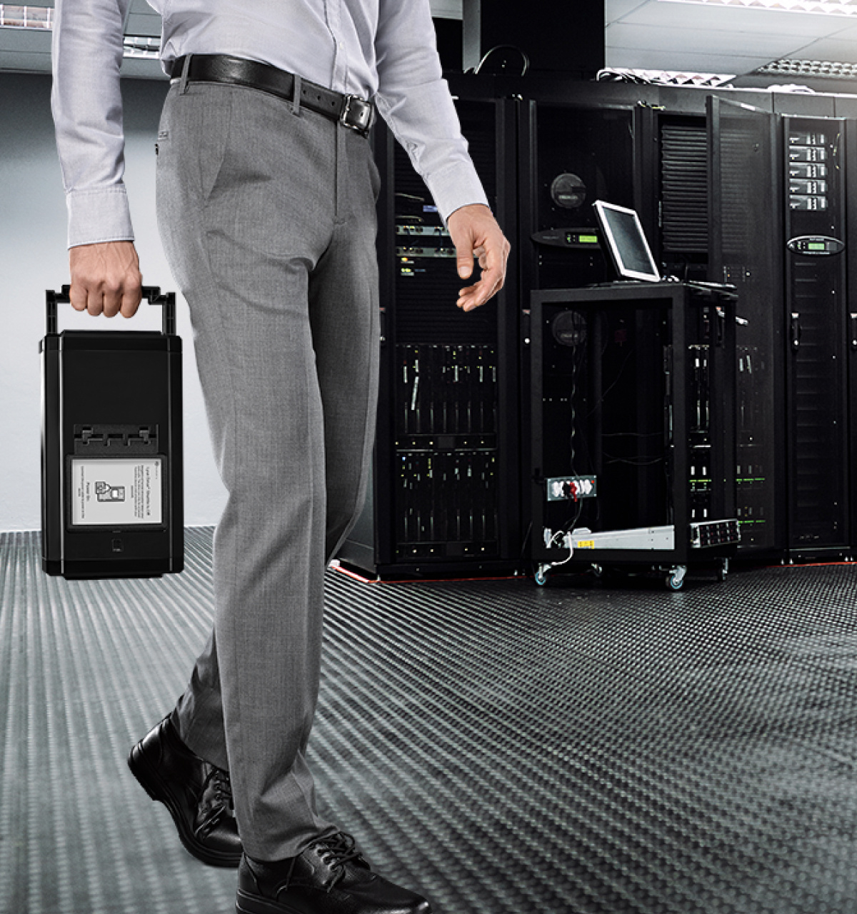 Seagate-Lyve-Drive-Shuttle_Carrying-Datacenter_Lo-Res 1